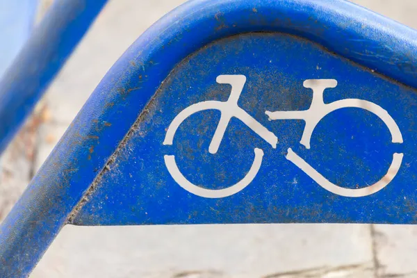 Μεταλλικό Ποδήλατο Στάθμευσης Στο Πάρκο Κοντά Στο Δρόμο — Φωτογραφία Αρχείου