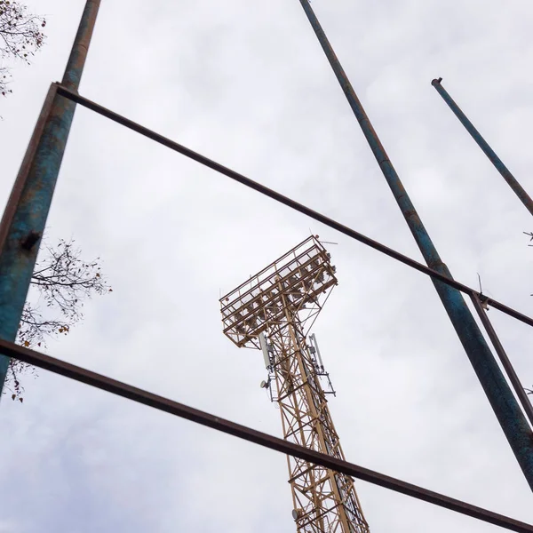 Magas Reflektorfény Egy Futballstadion Felett Városban — Stock Fotó