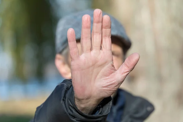 男の手のひらが危険から身を守る手のジェスチャー 老人の手 — ストック写真