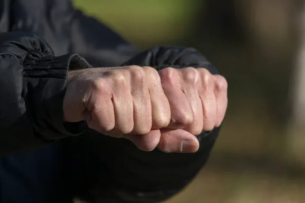 Кулак Мужчины Поднят Символ Силы Уверенности — стоковое фото