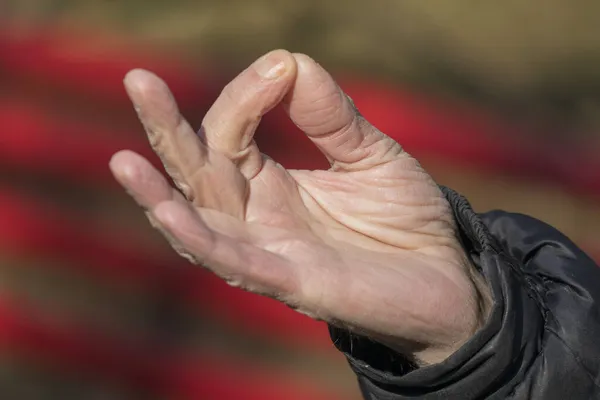 Ein Alter Mann Zeigt Eine Geste Mit Händen Und Armen — Stockfoto