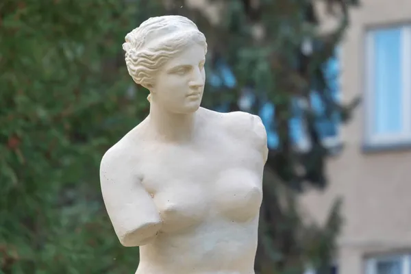Antike Skulpturale Komposition Mit Einer Frau Und Einer Säule — Stockfoto