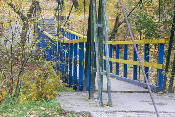 Holzhängebrücke Über Den Fluss Park Herbst — Stockfoto