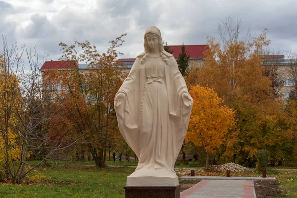 Monument Béton Blanc Mère Dieu Dans Parc — Photo