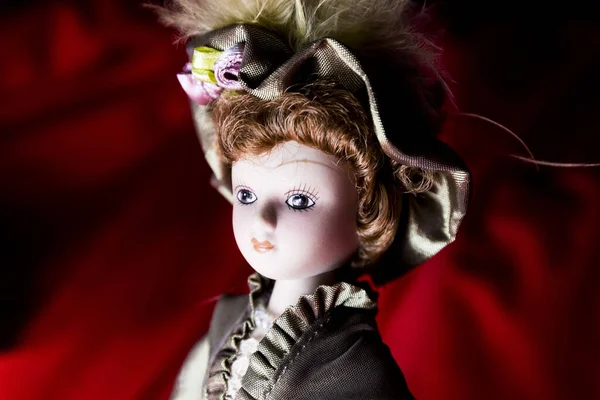 豪華な帽子のドレスでおもちゃの人形 ドレスを着た女の子 — ストック写真