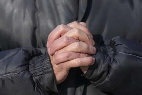 Жест Рукой Символизирующий Молитву Богу Рука Старика — стоковое фото