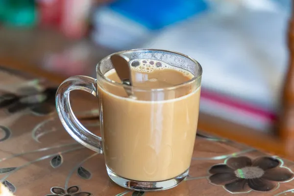 Sütlü Kahve Cam Bardakta Masada — Stok fotoğraf