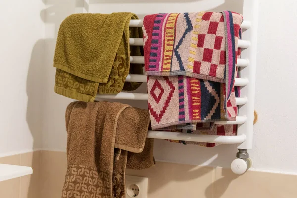 浴室里的毛巾烘干机上有自制的彩色毛巾 — 图库照片