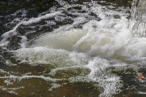 공원의 강에서 흐르는 물결의 소용돌이 — 스톡 사진
