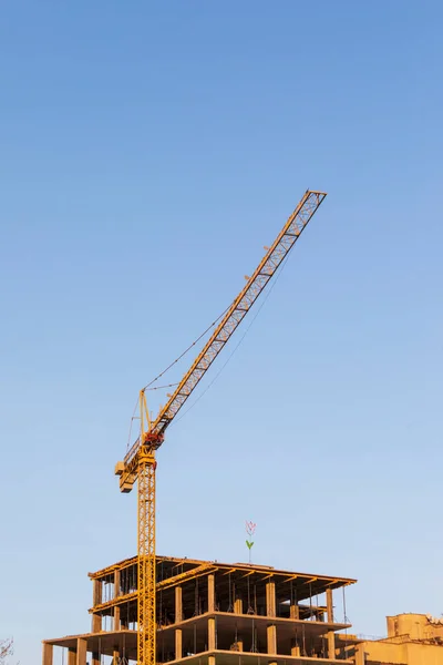 Tall Construction Crane Working Building House — Stock Photo, Image
