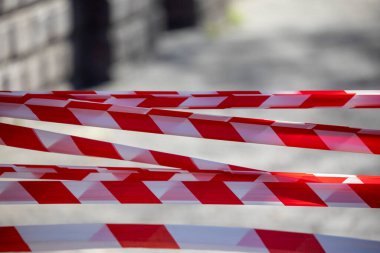 Acil durum nesnelerinde kırmızı ve beyaz kurdele