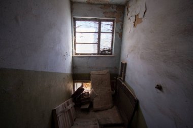 Eski acil durum terk edilmiş tuğla bina