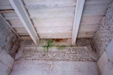 Terk edilmiş bir evde eski beton tavan.