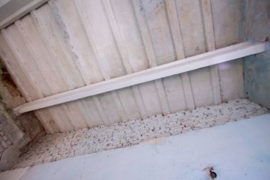 Terk edilmiş bir evde eski beton tavan.