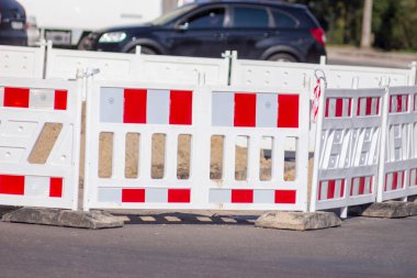 Seyahat yasağı konusunda kırmızı ve beyaz çitler. Şehirde yol onarımı var.