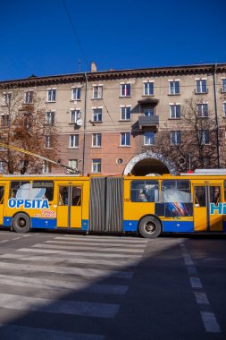 Şehirde ve Autumn Caddesi 'nde çok katlı bir ev