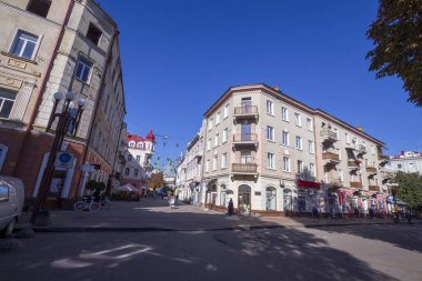 Şehirde ve Autumn Caddesi 'nde çok katlı bir ev