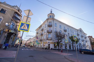 Şehirde ve Autumn Caddesi 'nde çok katlı bir ev