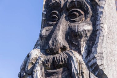 Tahta bıyıklı bir adaçayı heykeli.