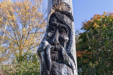 Tahta bıyıklı bir adaçayı heykeli.