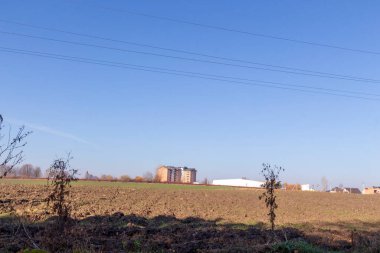 Elektrik hatları gökyüzünün arka planında bir direkte