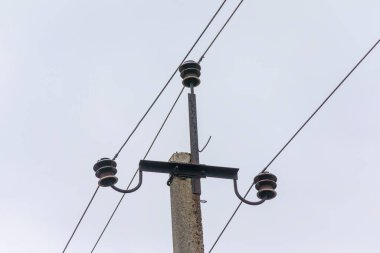 Elektrik hatları gökyüzünün arka planında bir direkte