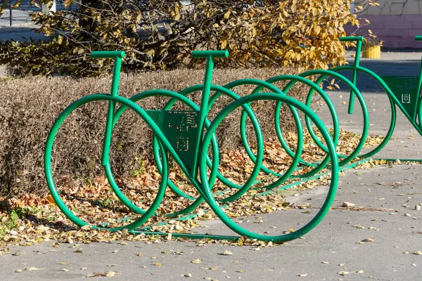 Μεταλλικό Ποδήλατο Στάθμευσης Στο Πάρκο Τον Οκτώβριο — Φωτογραφία Αρχείου