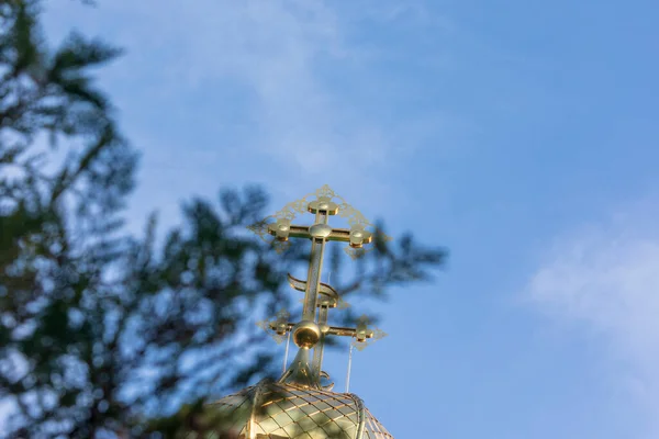 一个顶部有十字架的基督教教堂的屋顶 — 图库照片