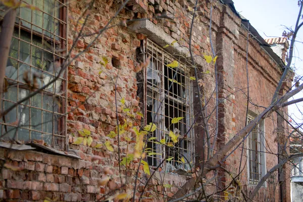 Eski Acil Durum Terk Edilmiş Tuğla Bina — Stok fotoğraf