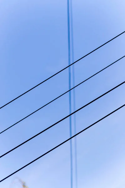 天空背景上一根柱子上的电线 — 图库照片