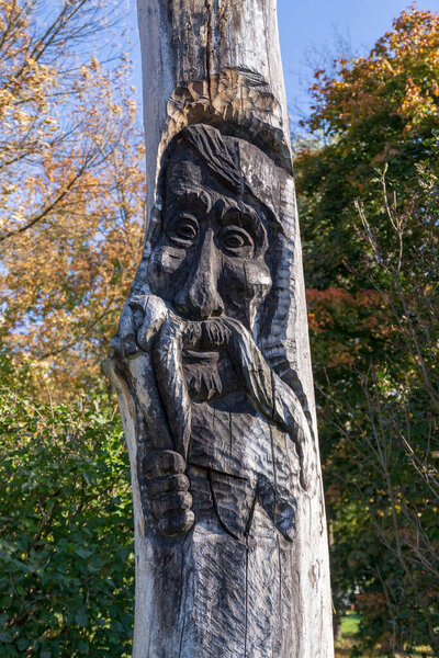 Деревянная скульптура шалфея с усами