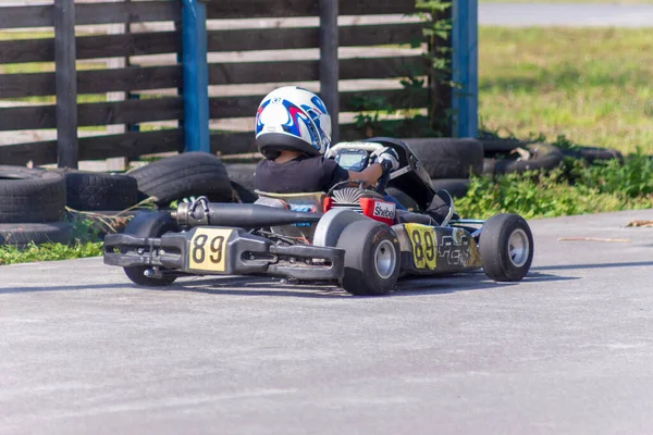 Pojken Åker Karting Parken Karting Idrottstävlingar — Stockfoto