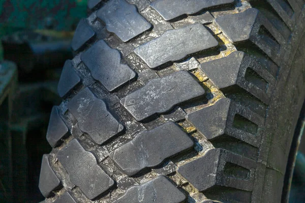 Svarta Hjul Från Lastbil Med Stora Slitbanor — Stockfoto