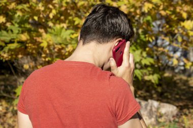 Adamın elinde bir telefon var ve çaresiz ve üzgün.