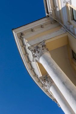 Evin ön cephesi sütunlarla sarıdır.