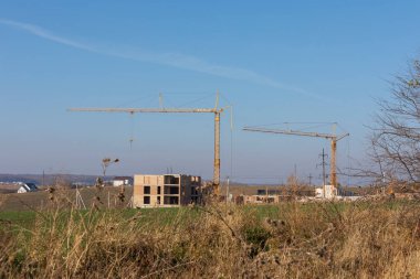 Yerleşim alanı ve ufukta evler