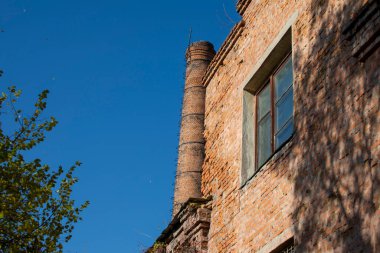 Eski acil durum terk edilmiş tuğla bina