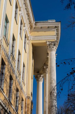 Şehir merkezindeki cephede sütunları olan eski bir ev.