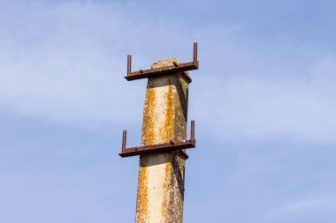 Elektrik hatları gökyüzünün arka planında bir direkte