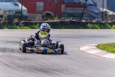 Çocuk parkta karting yapmaya gider. Karting spor müsabakaları