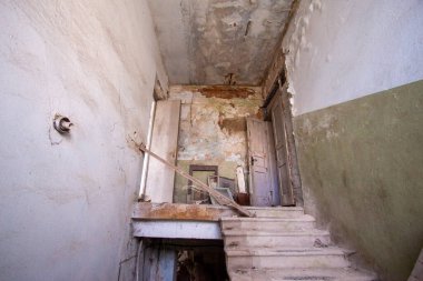 Eski acil durum terk edilmiş tuğla bina