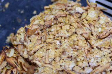 Mutfakta, masanın üstünde nefis elmalı turta.