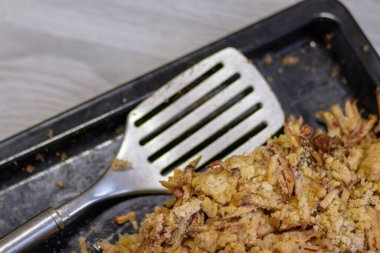 Mutfakta, masanın üstünde nefis elmalı turta.