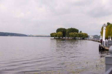 Ekim ayında sonbahar parkındaki gölde su.