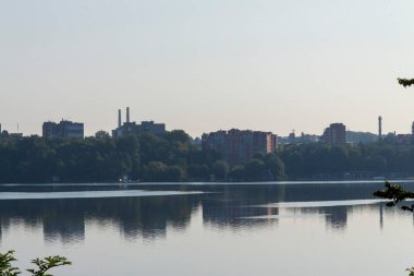 Ekim ayında sonbahar parkındaki gölde su.