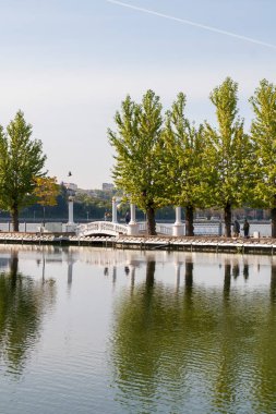 Eylül ayında göletin yanındaki parkta sonbahar manzarası