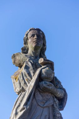 Tanrı 'nın Annesi' nin taş heykeli. Mezarda heykel