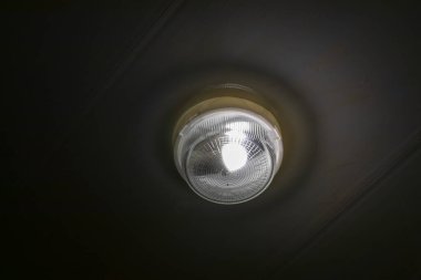 Geceleri odada beyaz cam lamba