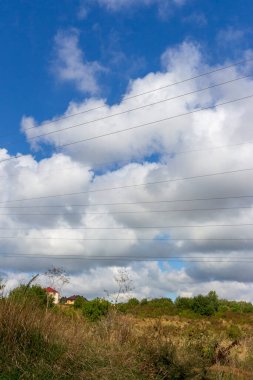 Elektrik hatları gökyüzünün arka planında bir direkte