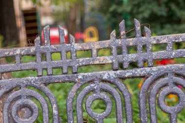 Evin yakınındaki eski siyah metal çit.